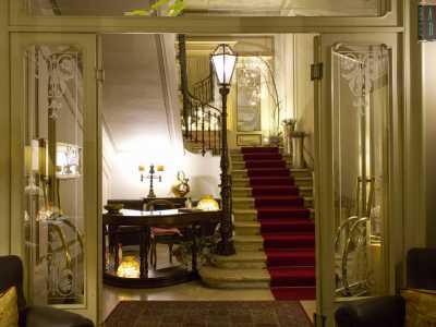 Varcato l�ingresso ci ritroviamo in un elegante ambiente abbellito con vetrate originali, mobili in legno e un lampioncino che segna l�inizio della scalinata, coperta da un regale tappeto rosso